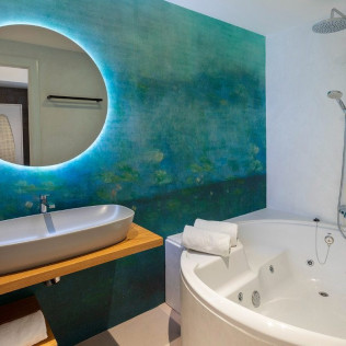 Escapada Romántica con Jacuzzi, Bañera, Cava, Bombones y Rosa en Hotel Spa Porto Cristo 4* (Port de la Selva, Girona)
