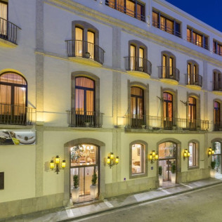 Escapada Romántica con Jacuzzi, Bañera, Cava, Bombones y Rosa en Hotel Spa Porto Cristo 4* (Port de la Selva, Girona)