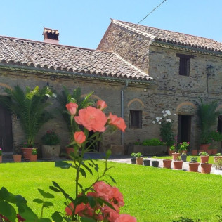 Escapada en Hotel Rural Soterraña y Visita a Bodegas Ruiz Torres, Cata de 3 Vinos y 2 Botellas de Vino para dos (Cáceres) 