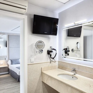 Escapada en Habitación Suite con Bañera de Hidromasaje en Hotel Abril (San Juan, Alicante)