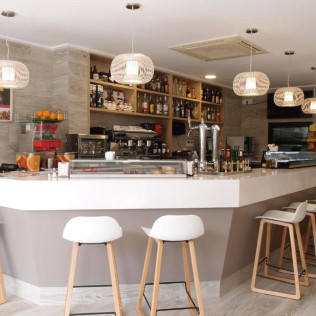 Escapada en Habitación Suite con Bañera de Hidromasaje en Hotel Abril (San Juan, Alicante)