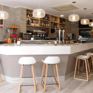 Escapada en Hotel Abril con Visita a Bodega La Sacristía (San Juan, Alicante)