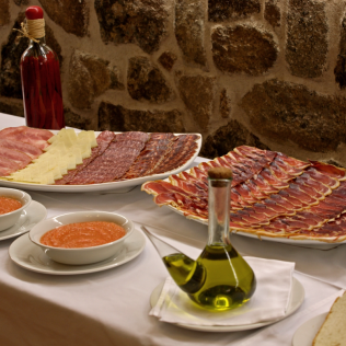 Escapada con Spa y Cena en Hotel & Spa Villa de Mogarraz 4* y Visita a La Bodega Medieval con Degustación de Vinos para dos (Salamanca)  