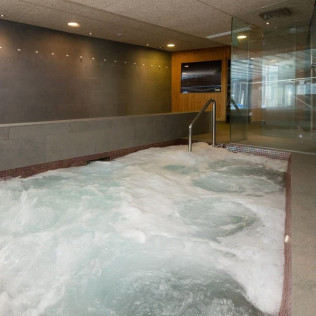 Baño Termal Marino, Masaje y Cena Degustación para dos en Hotel Thalasso Cantábrico Las Sirenas 4* (Viveiro, Lugo)