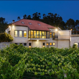 Escapada en Hotel Panadeiramar y Visita a Bodega, Degustación y Maridaje Gourmet en Adega Dos Eidos (Sanxenxo, Pontevedra)