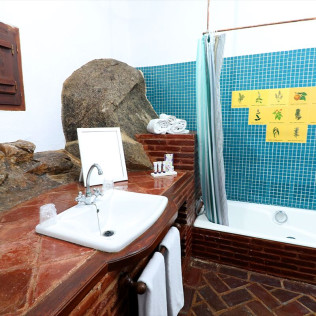 Escapada Romántica con Desayuno en Hotel Monasterio Rocamador (Almendral, Badajoz)