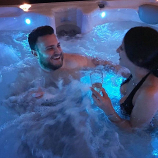 Spa Privado con Jacuzzi, Champán y Delicias para dos en Bulle d'Eden (Bayona, Francia)