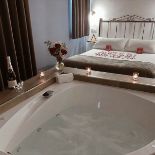 Escapada Romántica con Bañera de Hidromasaje Doble y Botella de Cava en Jardines Villaverde (Villaverde de Pontones, Cantabria)