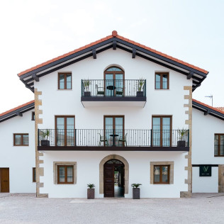 Escapada Romántica con Bañera de Hidromasaje Doble y Botella de Cava en Jardines Villaverde (Villaverde de Pontones, Cantabria)
