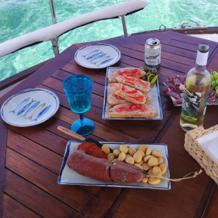 Paseo en Llaüt Tradicional Mallorquín con Aperitivo, Snorkel y Paddle Surf para dos (Alcúdia, Mallorca)