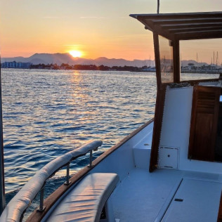 Paseo en Llaüt Tradicional Mallorquín con Aperitivo, Snorkel y Paddle Surf para dos (Alcúdia, Mallorca)