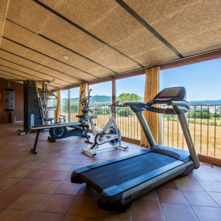 Escapada con Cena y Visita de Enoturismo con Cata de Vinos de la D.O. Pla de Bages en Hotel Mas de la Sala 4* (Barcelona) 