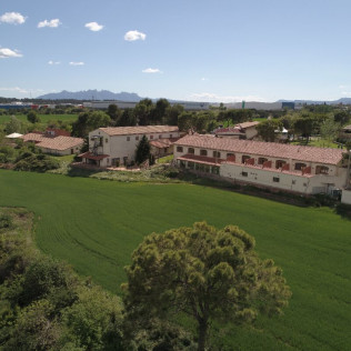 Escapada con Visita de Enoturismo y Cata de Vinos de la D.O. Pla de Bages en Hotel Mas de la Sala 4* (Barcelona)