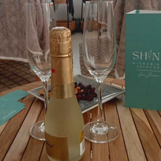 Masaje de Aceites Esenciales o Esferas Chinas con Cava y Bombones y Desayuno, Brunch o Merienda para dos en Shine Microbiome (Madrid)