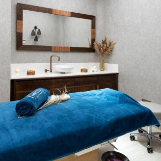 Masaje a Elegir entre: Relajante, Aceites Esenciales o Drenante en Spa Seda Club 5* (Granada)