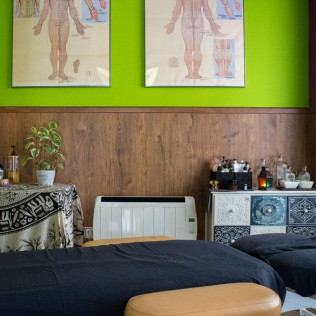 Masaje Corporal Relajante con Aceites Esenciales y Tratamiento Facial Regenerador en Alqiro (Madrid)