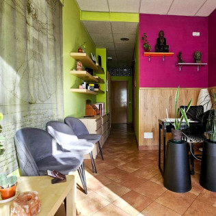 Masaje Corporal Relajante con Aceites Esenciales y Tratamiento Facial Regenerador en Alqiro (Madrid)