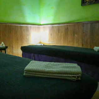 Masaje Corporal Relajante con Aceites Esenciales y Tratamiento Facial Regenerador en Alqiro (Madrid)