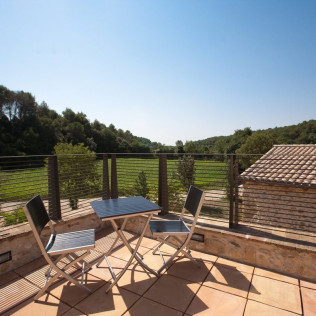 Escapada con Desayuno, Vino y Bombones en Hotel Masia Can Clotas (Cistella, Girona)