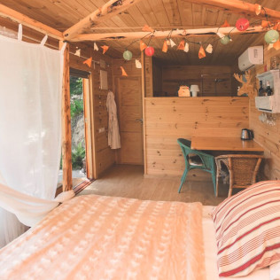 Escapada en Habitación o Cabaña con Desayuno en Masia Rural Can Caponet (Lliçà d'Amunt, Barcelona)