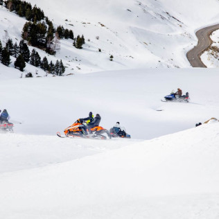 Ruta en moto de nieve para 1 ó 2 personas por el Valle del Ampriu (Cerler, Huesca)