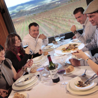 Visita a BODEGAS VIVANCO, Visita Libre al Museo, Degustación de 2 Vinos y Comida en Restaurante Panorámico (La Rioja)