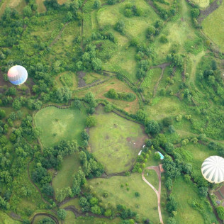 Escapada en Hotel 4* y Vuelo en Globo y Cava por la Garrotxa (Girona)