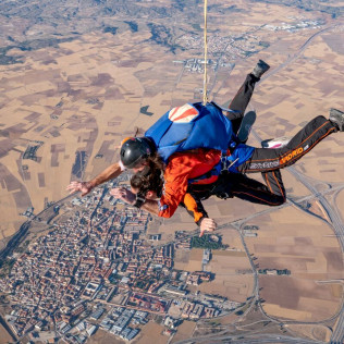 Salto Tandem: Paracaidismo desde 4000 metros con Vídeo Handycam (Madrid)
