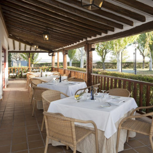 Escapada con Desayuno y Comida o Cena para dos personas en Parador de Albacete (Albacete)