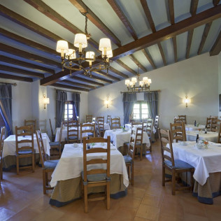 Escapada con Desayuno y Comida o Cena para dos personas en Parador de Albacete (Albacete)