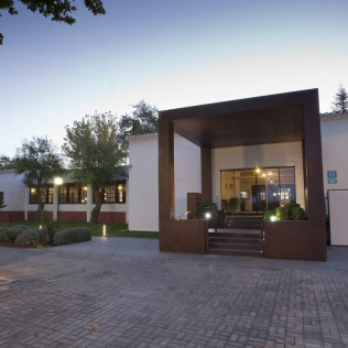 Escapada con Desayuno y Comida o Cena para dos personas en Parador de Albacete (Albacete)