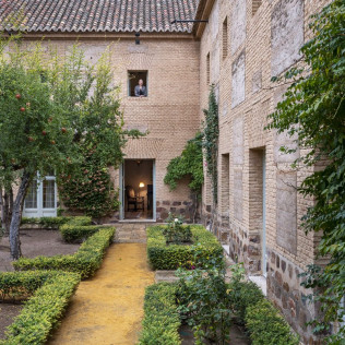 Escapada con Desayuno y Comida o Cena para dos personas en Parador de Almagro (Ciudad Real)