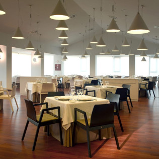 Escapada con Desayuno y Comida o Cena para dos personas en Parador de Antequera (Málaga)