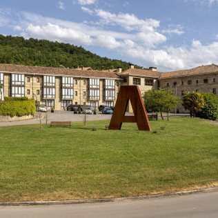 Escapada con Desayuno y Comida o Cena para dos personas en Parador de Argómaniz (Álava)