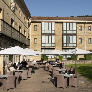 Escapada con Desayuno y Comida o Cena para dos personas en Parador de Argómaniz (Álava)