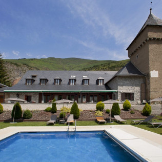 Escapada con Desayuno y Comida o Cena para dos personas en Parador de Arties (Lleida)
