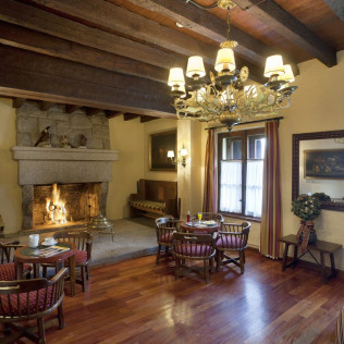 Escapada con Desayuno y Comida o Cena para dos personas en Parador de Arties (Lleida)