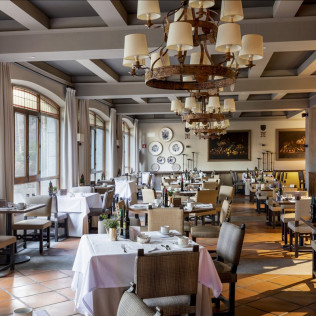 Escapada con Desayuno y Comida o Cena para dos personas en Parador de Ávila (Ávila)
