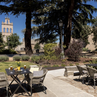 Escapada con Desayuno y Comida o Cena para dos personas en Parador de Ávila (Ávila)