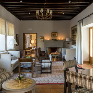 Escapada con Desayuno y Comida o Cena para dos personas en Parador de Ávila (Ávila)