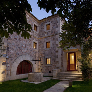 Escapada con Desayuno y Comida o Cena para dos personas en Parador de Cáceres (Cáceres)
