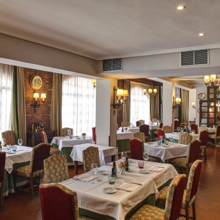 Escapada con Desayuno y Comida o Cena para dos personas en Parador de Calahorra (La Rioja)