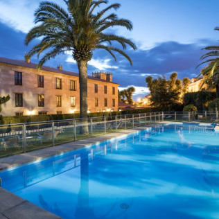 Escapada con Desayuno y Comida o Cena para dos personas en Parador de Cambados (Pontevedra)