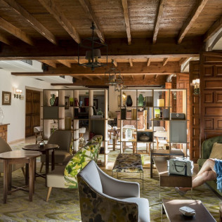 Escapada con Desayuno y Comida o Cena para dos personas en Parador de Cambados (Pontevedra)