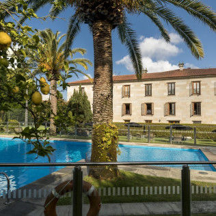 Escapada con Desayuno y Comida o Cena para dos personas en Parador de Cambados (Pontevedra)