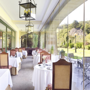 Escapada con Desayuno y Comida o Cena para dos personas en Parador de Cangas de Onís (Asturias)