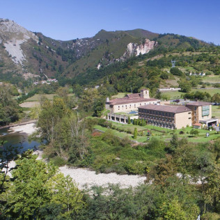 Escapada con Desayuno y Comida o Cena para dos personas en Parador de Cangas de Onís (Asturias)