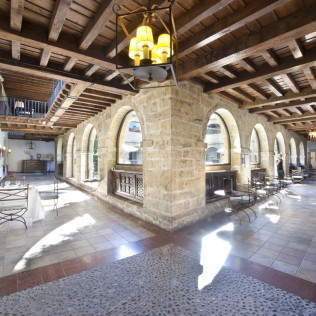 Escapada con Desayuno y Comida o Cena para dos personas en Parador de Cangas de Onís (Asturias)