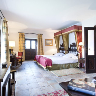 Escapada con Desayuno y Comida o Cena para dos personas en Parador de Cangas de Onís (Asturias)