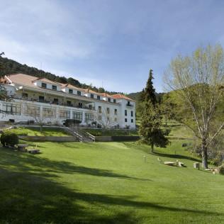 Escapada con Desayuno y Comida o Cena para dos personas en Parador de Cazorla (Jaén)